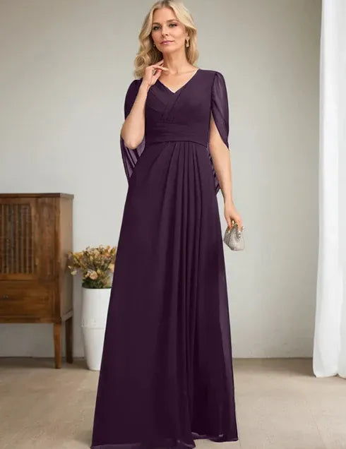 Robe longue bleu marine foncé à col en V et coupe trapèze pour mère de la mariée 