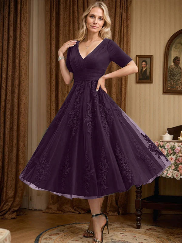 Robe de mère de la mariée trapèze, col en V, longueur genou, en tulle et dentelle, avec plis 