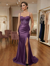 Schwarzes, perlenbesetztes Korsett-Ballkleid aus Satin mit hohem Schlitz
