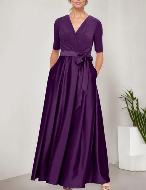 Robe de bal à décolleté surplis avec jupe ample en satin et corsage en jersey 