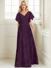 Robe de mère de la mariée trapèze, col en V, longueur au sol, en mousseline de soie et dentelle à sequins, avec plis 
