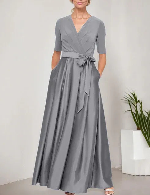 Robe de bal à décolleté surplis avec jupe ample en satin et corsage en jersey 