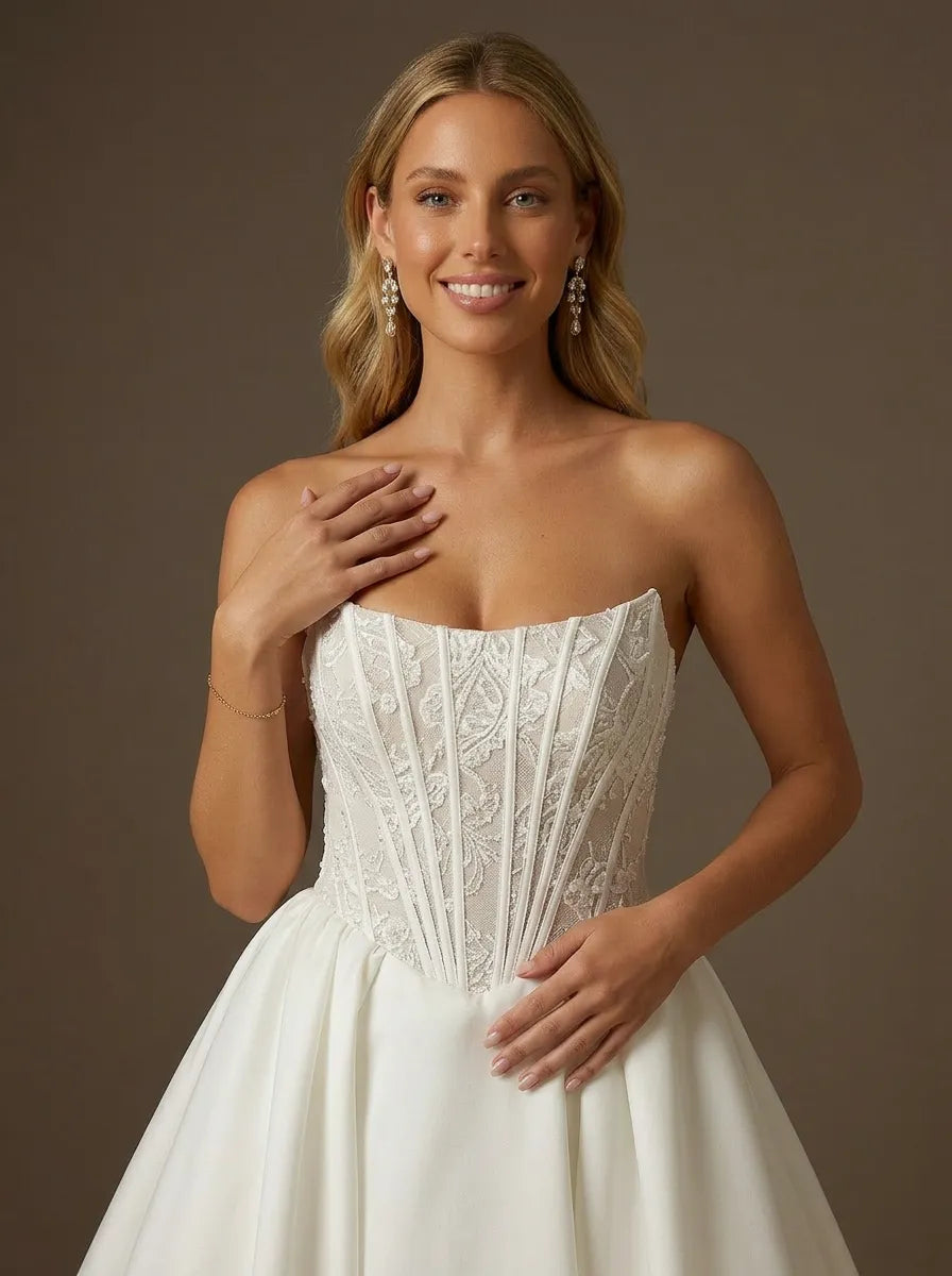 Trägerloses Korsettballkleid aus Satin mit Spitzenapplikationen und A-Linie
