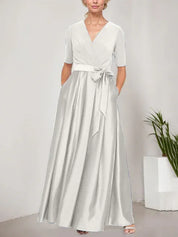 Robe de bal à décolleté surplis avec jupe ample en satin et corsage en jersey 