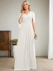 Robe longue bleu marine foncé à col en V et coupe trapèze pour mère de la mariée 