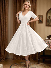 Robe de mère de la mariée trapèze, col en V, longueur genou, en tulle et dentelle, avec plis 