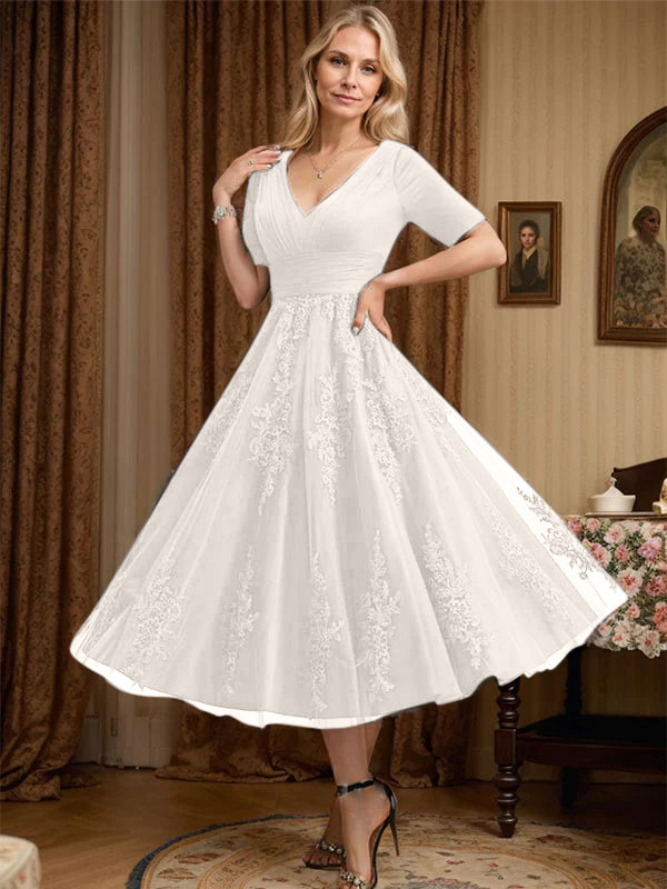Robe de mère de la mariée trapèze, col en V, longueur genou, en tulle et dentelle, avec plis 