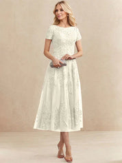 Robe de mère de la mariée coupe trapèze, longueur thé, en tulle et dentelle 