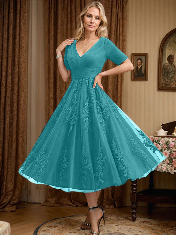 Robe de mère de la mariée trapèze, col en V, longueur genou, en tulle et dentelle, avec plis 
