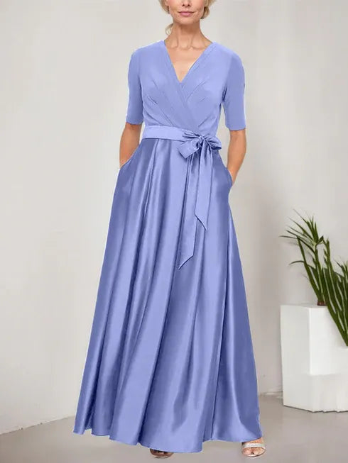 Robe de bal à décolleté surplis avec jupe ample en satin et corsage en jersey 