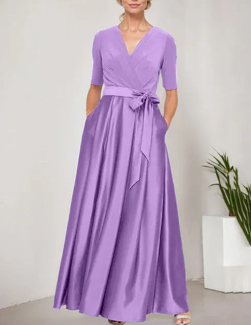 Robe de bal à décolleté surplis avec jupe ample en satin et corsage en jersey 