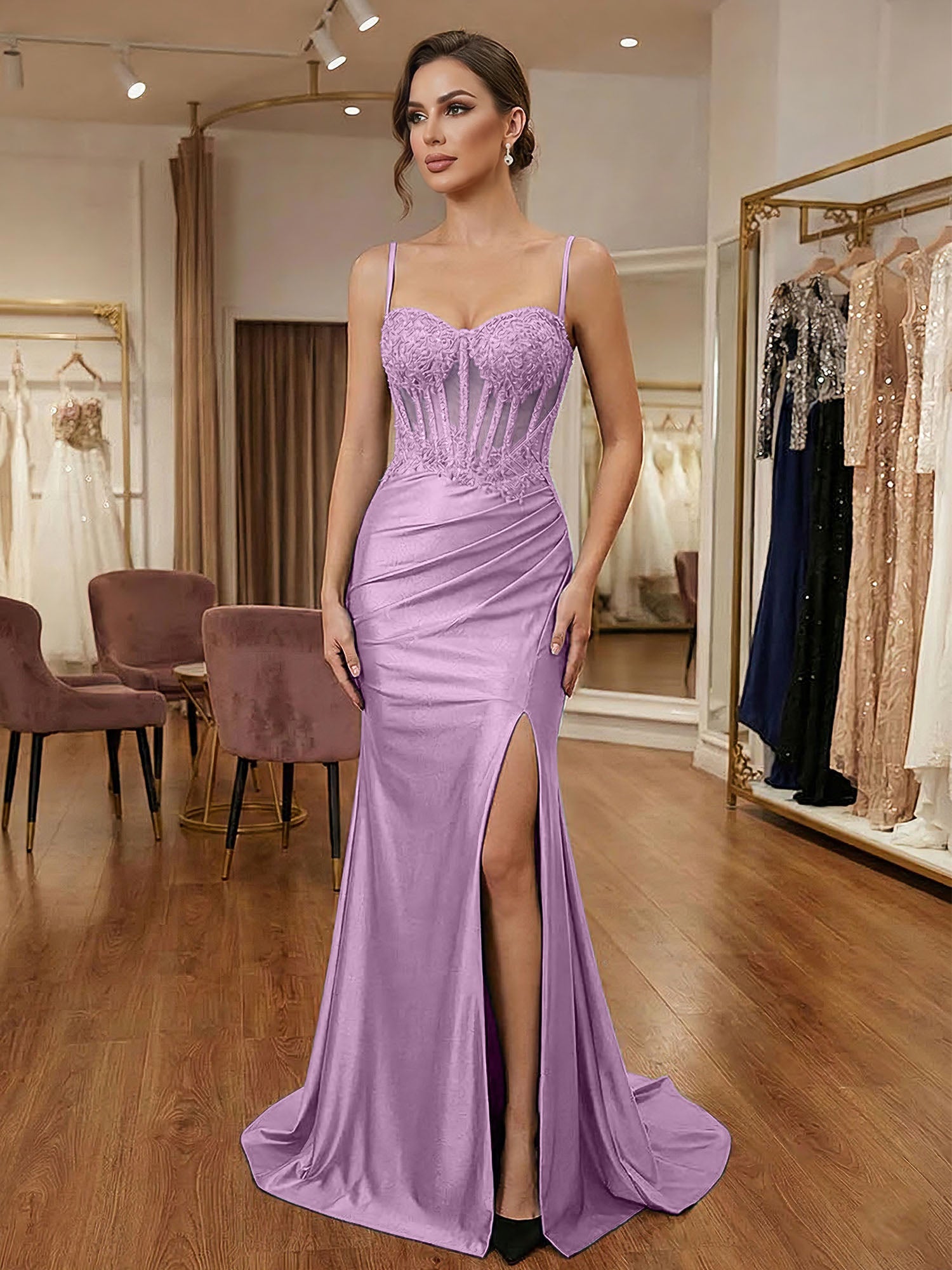 Schwarzes, perlenbesetztes Korsett-Ballkleid aus Satin mit hohem Schlitz