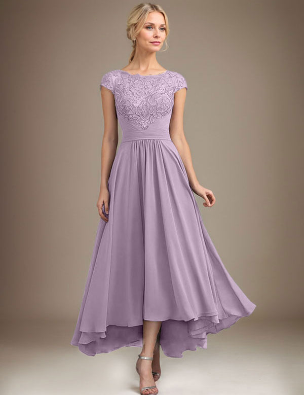 Robe de mère de la mariée asymétrique en mousseline de soie et dentelle, coupe trapèze, décolleté plongeant, avec plis 