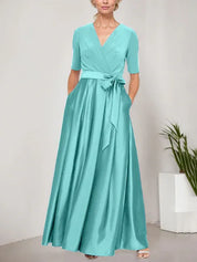 Robe de bal à décolleté surplis avec jupe ample en satin et corsage en jersey 
