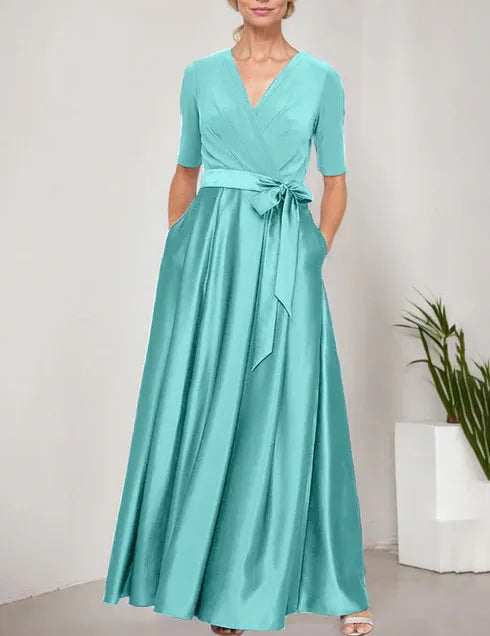 Robe de bal à décolleté surplis avec jupe ample en satin et corsage en jersey 