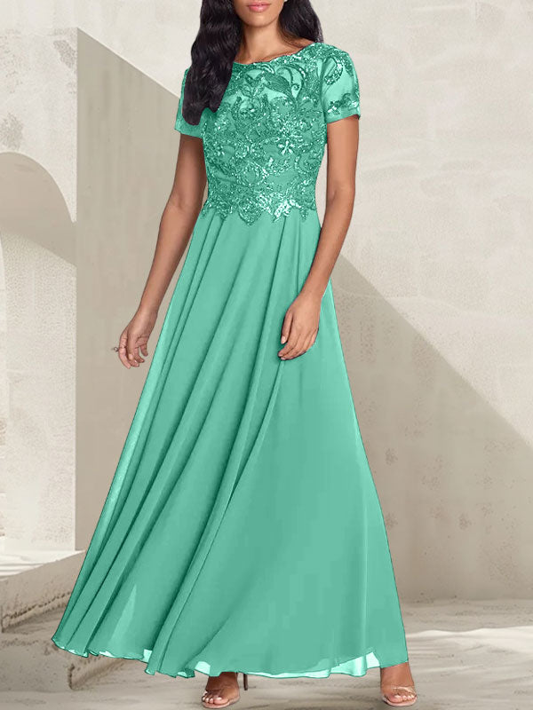 Robe longue de mère de la mariée gris anthracite, coupe trapèze et décolletée, avec perles