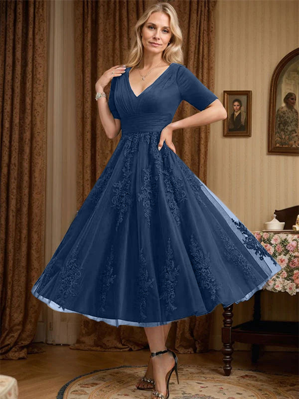 Robe de mère de la mariée trapèze, col en V, longueur genou, en tulle et dentelle, avec plis 
