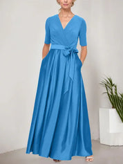 Robe de bal à décolleté surplis avec jupe ample en satin et corsage en jersey 