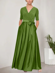 Robe de bal à décolleté surplis avec jupe ample en satin et corsage en jersey 