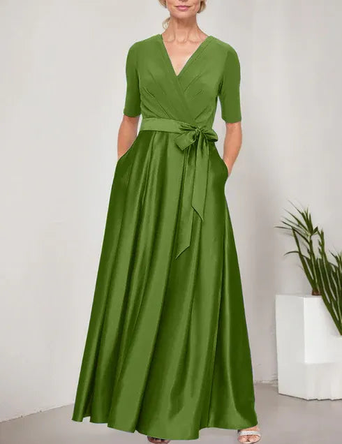 Robe de bal à décolleté surplis avec jupe ample en satin et corsage en jersey 