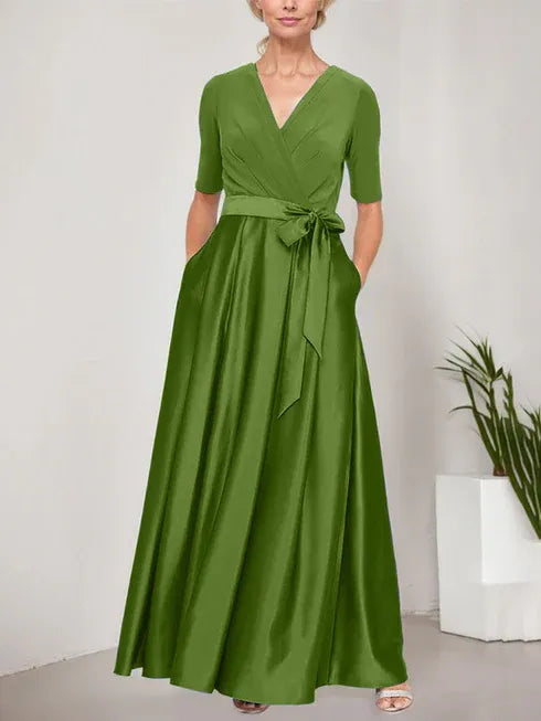 Robe de bal à décolleté surplis avec jupe ample en satin et corsage en jersey 