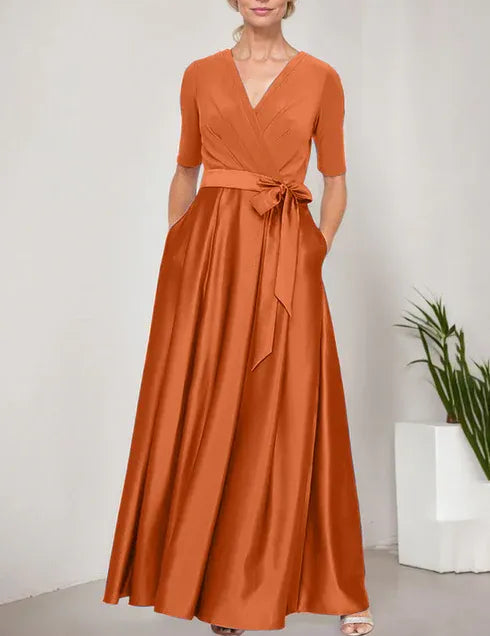 Robe de bal à décolleté surplis avec jupe ample en satin et corsage en jersey 