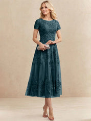 Robe de mère de la mariée coupe trapèze, longueur thé, en tulle et dentelle 