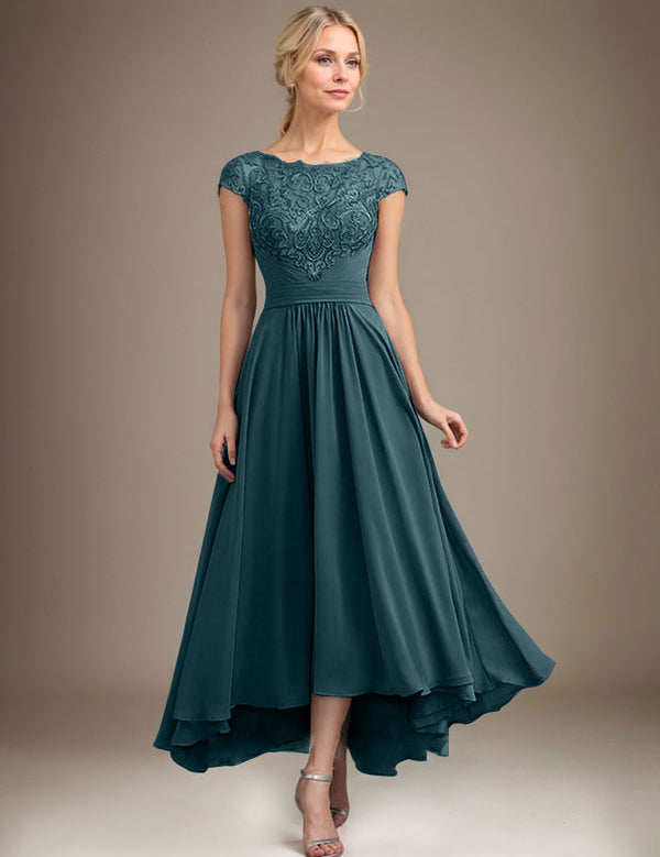 Robe de mère de la mariée asymétrique en mousseline de soie et dentelle, coupe trapèze, décolleté plongeant, avec plis 