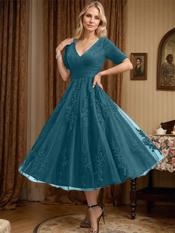 Robe de mère de la mariée trapèze, col en V, longueur genou, en tulle et dentelle, avec plis 