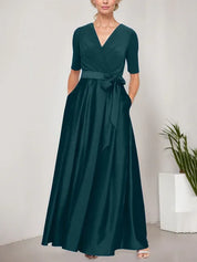 Robe de bal à décolleté surplis avec jupe ample en satin et corsage en jersey 