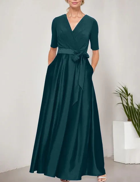 Robe de bal à décolleté surplis avec jupe ample en satin et corsage en jersey 