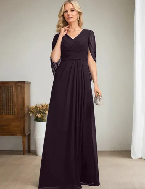 Robe longue bleu marine foncé à col en V et coupe trapèze pour mère de la mariée 