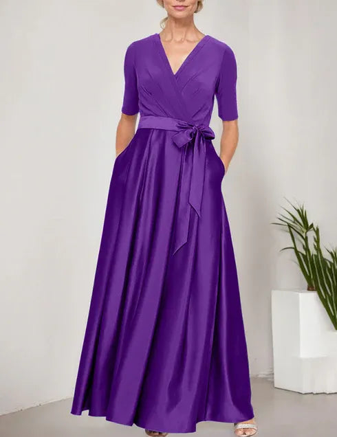 Robe de bal à décolleté surplis avec jupe ample en satin et corsage en jersey 