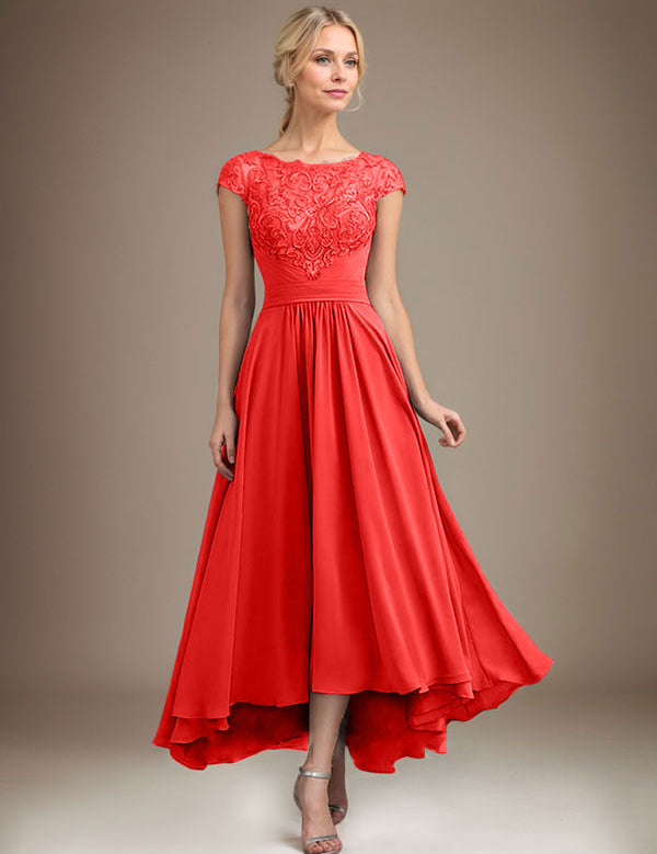 Robe de mère de la mariée asymétrique en mousseline de soie et dentelle, coupe trapèze, décolleté plongeant, avec plis 