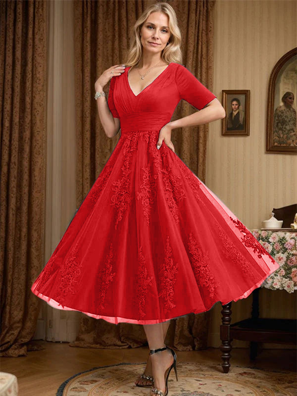 Robe de mère de la mariée trapèze, col en V, longueur genou, en tulle et dentelle, avec plis 