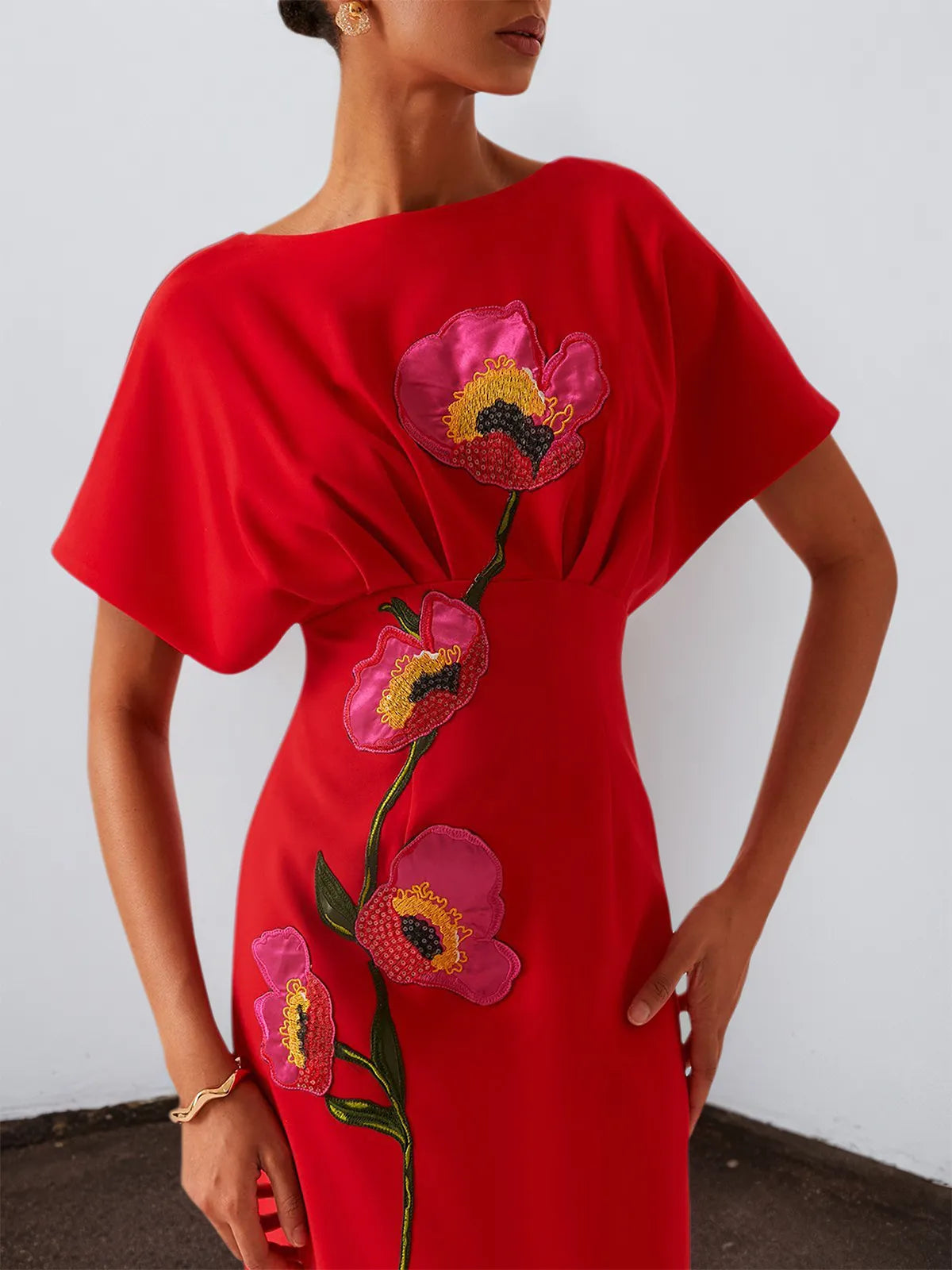 Red3DFloralAppliqueBoatNeckShortSleeveBacklessSheathMaxiDress_2.webp