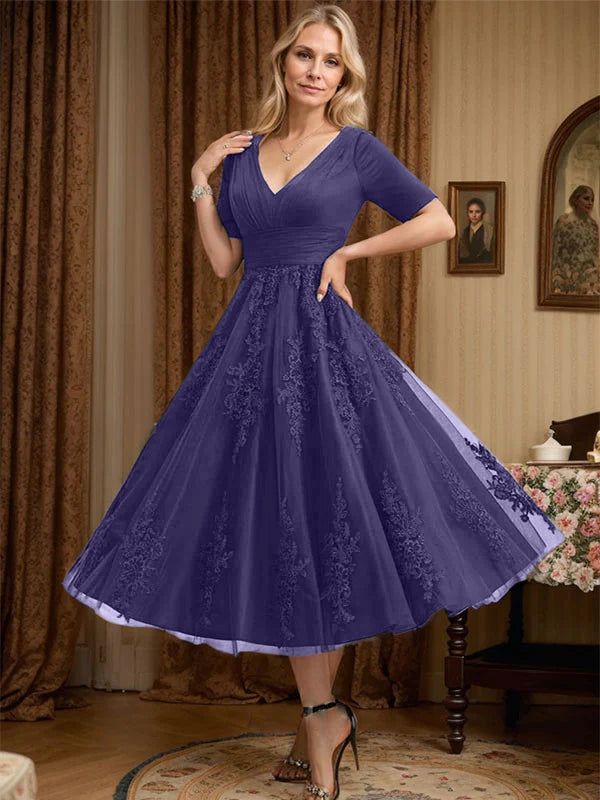 Robe de mère de la mariée trapèze, col en V, longueur genou, en tulle et dentelle, avec plis 