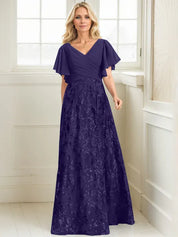 Robe de mère de la mariée trapèze, col en V, longueur au sol, en mousseline de soie et dentelle à sequins, avec plis 