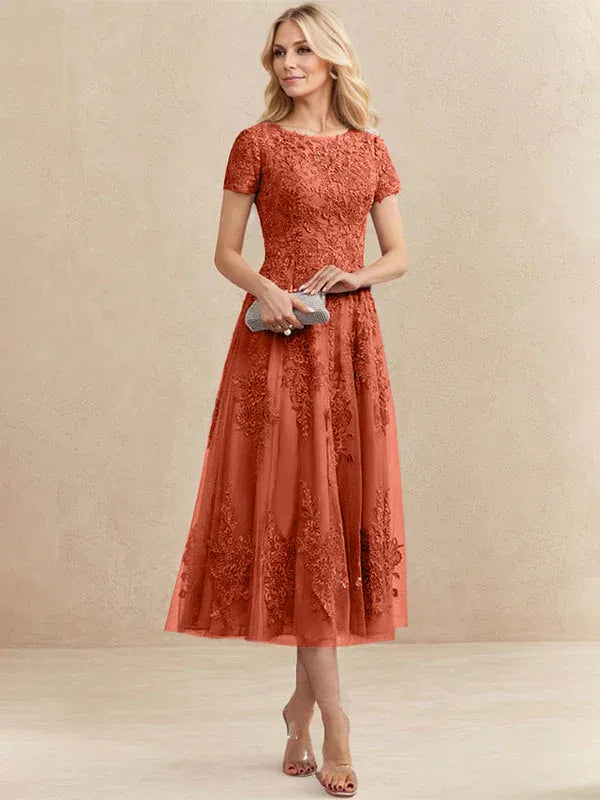 Robe de mère de la mariée coupe trapèze, longueur thé, en tulle et dentelle 