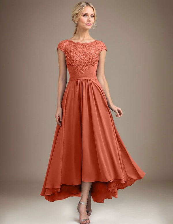 Robe de mère de la mariée asymétrique en mousseline de soie et dentelle, coupe trapèze, décolleté plongeant, avec plis 