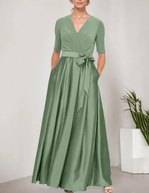 Robe de bal à décolleté surplis avec jupe ample en satin et corsage en jersey 