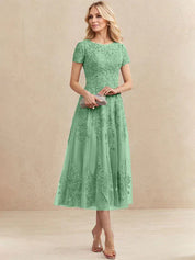 Robe de mère de la mariée coupe trapèze, longueur thé, en tulle et dentelle 