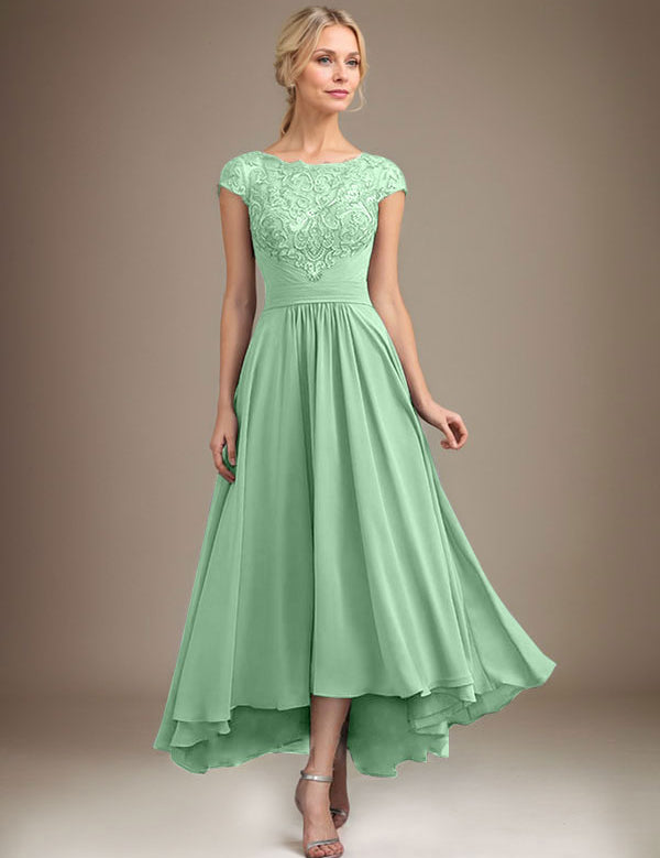Robe de mère de la mariée asymétrique en mousseline de soie et dentelle, coupe trapèze, décolleté plongeant, avec plis 