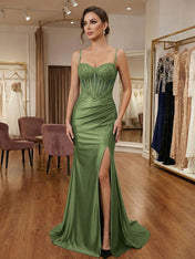 Schwarzes, perlenbesetztes Korsett-Ballkleid aus Satin mit hohem Schlitz