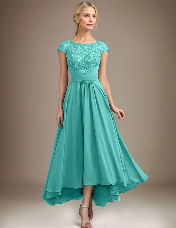 Robe de mère de la mariée asymétrique en mousseline de soie et dentelle, coupe trapèze, décolleté plongeant, avec plis 