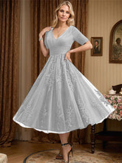 Robe de mère de la mariée trapèze, col en V, longueur genou, en tulle et dentelle, avec plis 