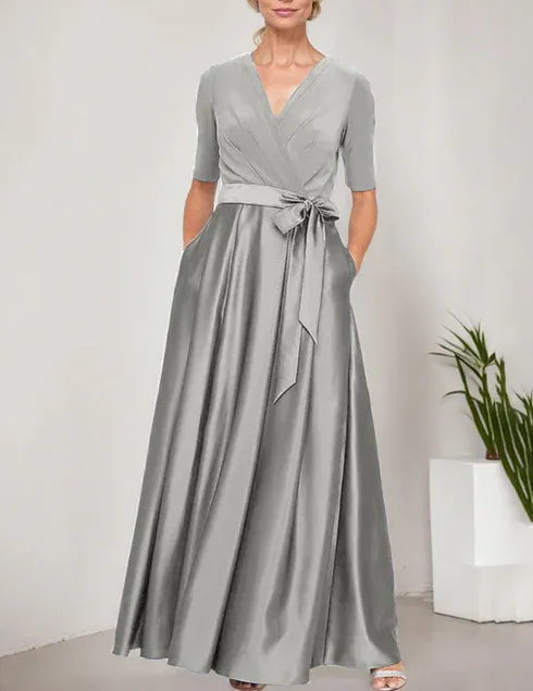 Robe de bal à décolleté surplis avec jupe ample en satin et corsage en jersey 