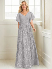 Robe de mère de la mariée trapèze, col en V, longueur au sol, en mousseline de soie et dentelle à sequins, avec plis 