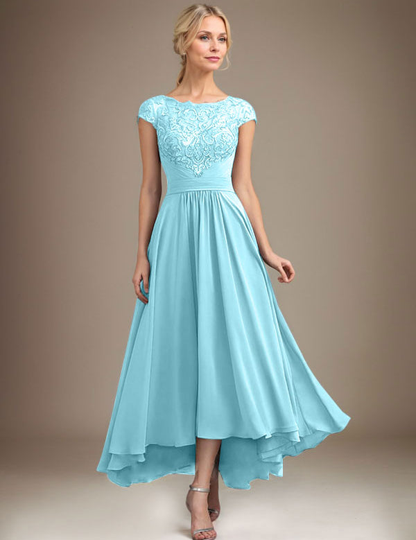 Robe de mère de la mariée asymétrique en mousseline de soie et dentelle, coupe trapèze, décolleté plongeant, avec plis 