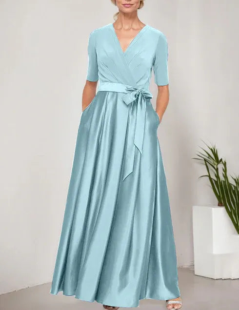 Robe de bal à décolleté surplis avec jupe ample en satin et corsage en jersey 